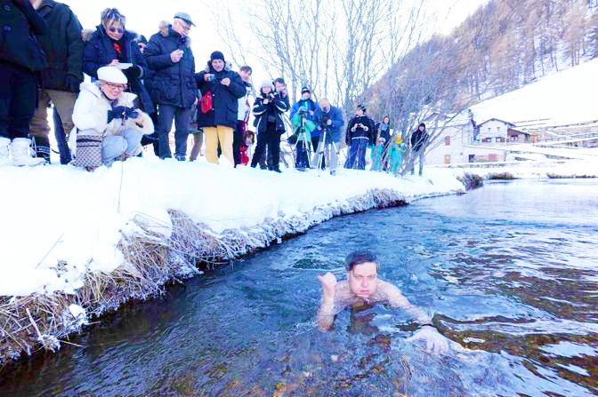 Michele Clavarino, specializzato in bagni nelle acque ghiacciate, si immerge nel lago delle streghe. Video