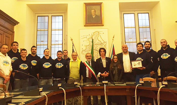 Onori alla Poli Opposti Cipir neopromossa in serie B. C'è anche Alberto Fortis. Videointerviste