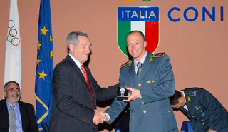 Le Fiamme Gialle premiano la carriera di Max Blardone