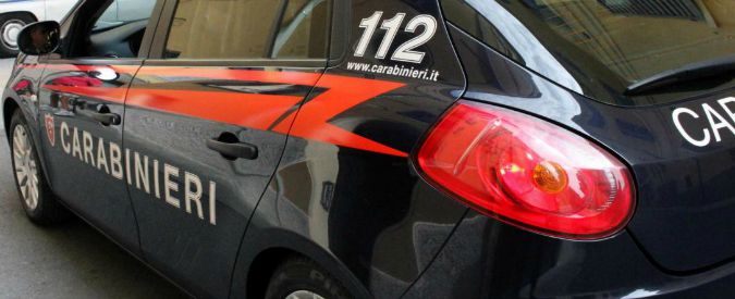 Ruba dolciumi, scappa e ferisce il cassiere