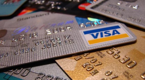 Turista russa ruba due carte di credito e preleva 1.000 euro