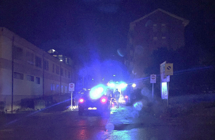 Cassonetto in fiamme nella notte domese