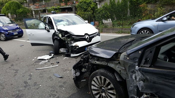 Incidente d’auto sulla statale, tre auto coinvolte: due feriti lievi (foto e video)