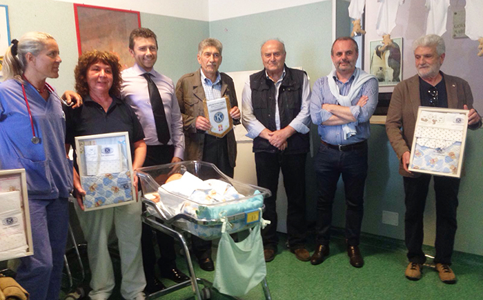 Dai Kiwanis domesi 30 coordinati per i lettini del Punto nascite. Video
