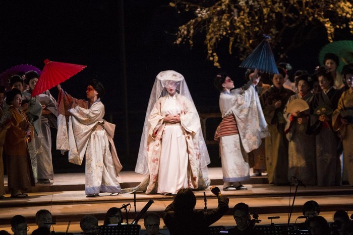 La suggestione della Madama Butterfly sfida il gelo dell’arena (foto)
