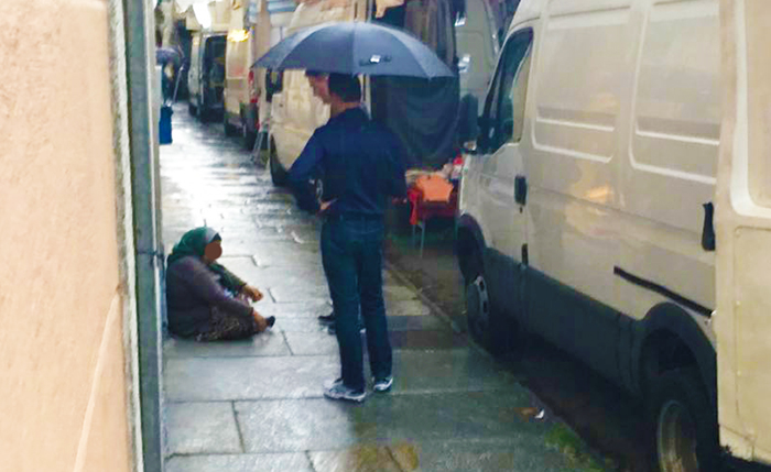 Ronda al mercato del sindaco e del capo dei vigili, avvisati e multati i mendicanti: “Via da Domo”. Video