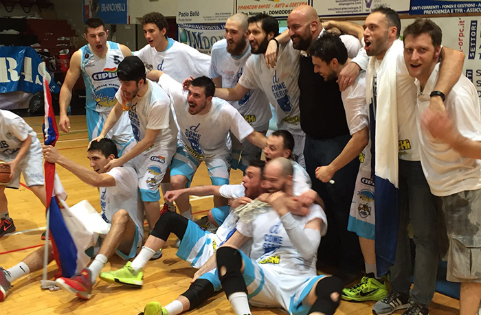 Delirio Basket Domo, trionfo per la Poli Opposti Cipir che sale in serie B. Videointerviste ai giocatori, e dirigenti