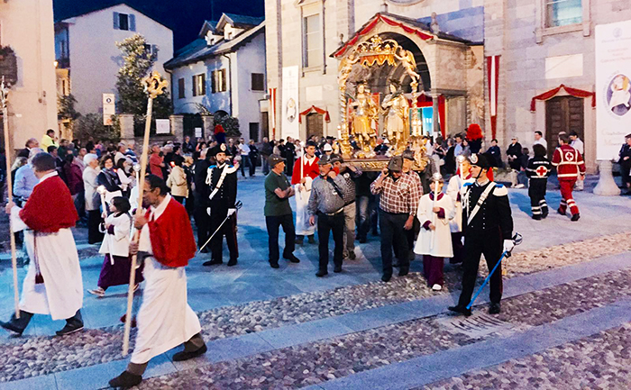 Processione per le vie domesi, celebrati i patroni Gervaso e Protaso. Video
