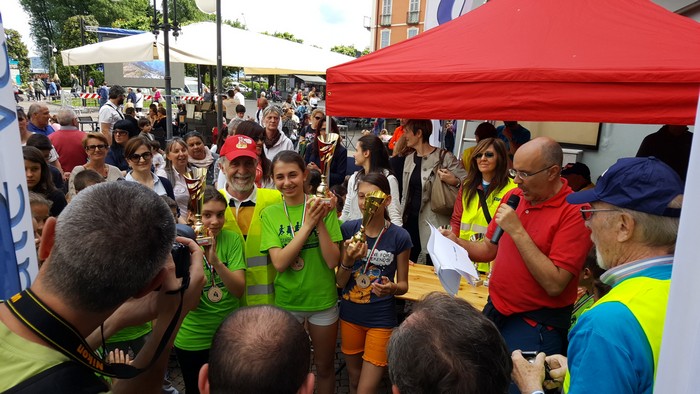 Valle Intrasca, festa di piazza con i giochi e la “Sgambettata” dei bambini (foto) 