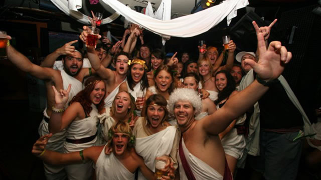 Intra by night debutta con il “toga party”