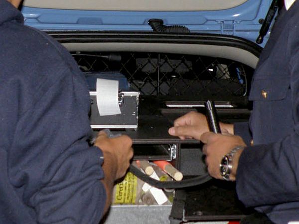 Si schianta sul rettilineo da solo e rifiuta l’alcoltest: via la patente