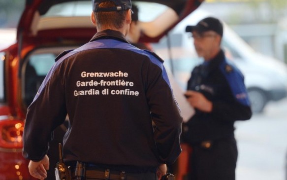 I profughi battono i sentieri degli spalloni per entrare in Svizzera. Confine presidiato