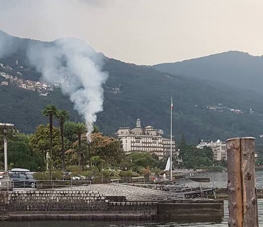 Un fulmine s’abbatte sul lungolago di Stresa