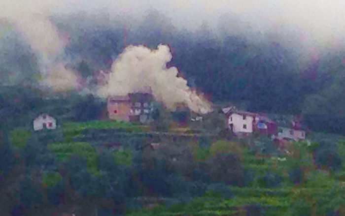 Crevola: Brucia il tetto di una casa vacanze, le fiamme lo devastano all'80%