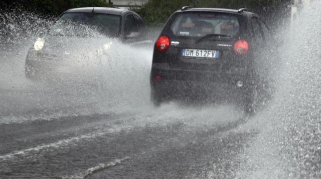 Domenica di temporali con allerta meteo