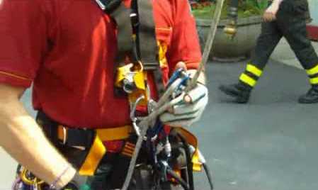 Giovane in difficoltà nel torrente salvato dai vigili del fuoco