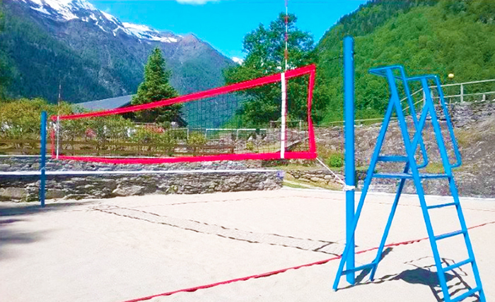 Sabbia di fiume nel campo di beach volley all'agriturismo Alberobello in Valle Antrona