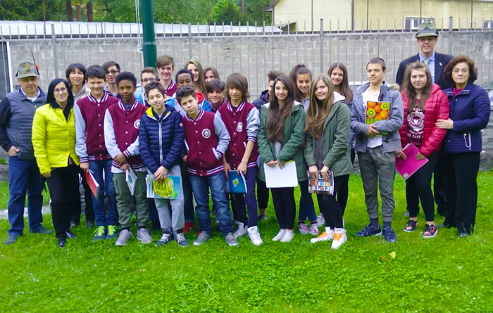 Gli alunni delle medie Rosmini in visita agli Alpini domesi