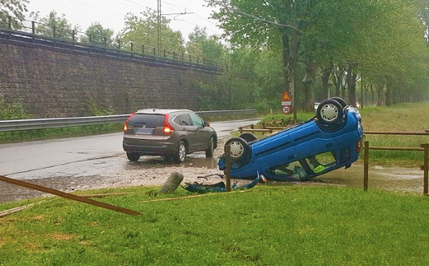 Anziano si cappotta sulla provinciale per Ornavasso. Una strada dissestata, il sindaco chiede intervento urgente. Fotogallery