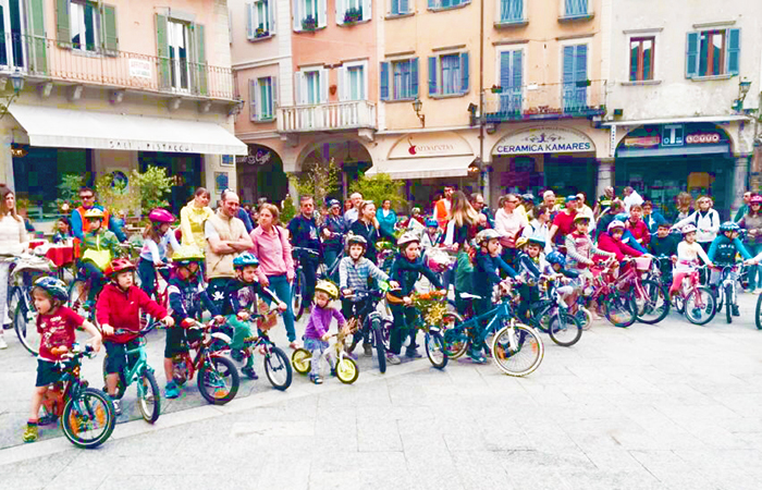 Allegria a due ruote tra le vie domesi con “Bimbinbici” . Video