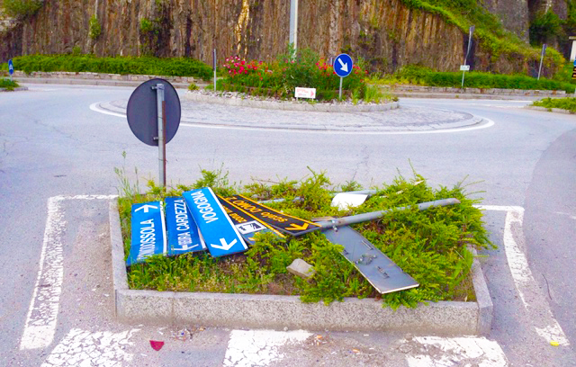 A Trontano una viabilità orizzontale “particolare”...Cartelli in terra da 20 giorni