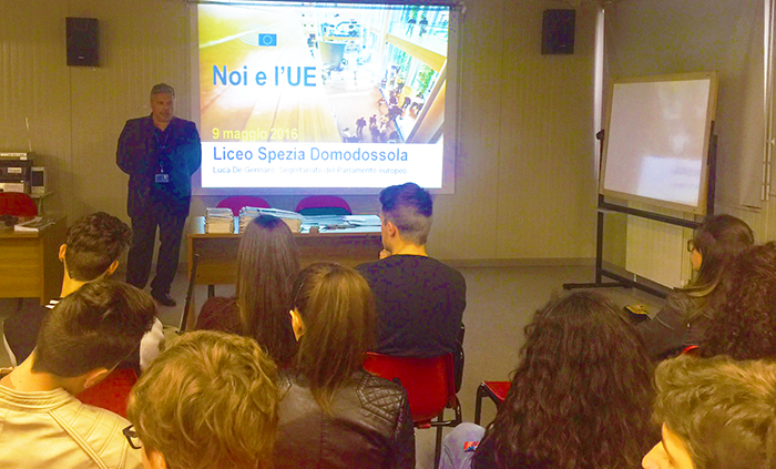 Il domese Luca De Gennaro, funzionario dell’Unione Europea, con gli alunni dello Spezia nel progetto “Back to School”