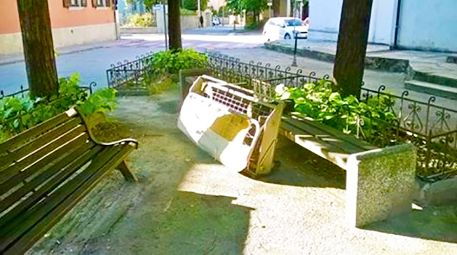 Divano letto abbandonato in centro Domo. Si cercano i colpevoli