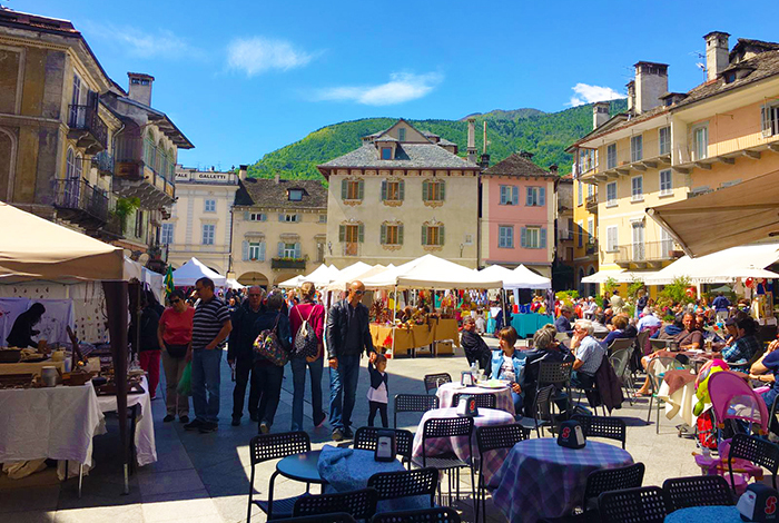 In tanti, col sole, alla “Fiera di Domo”