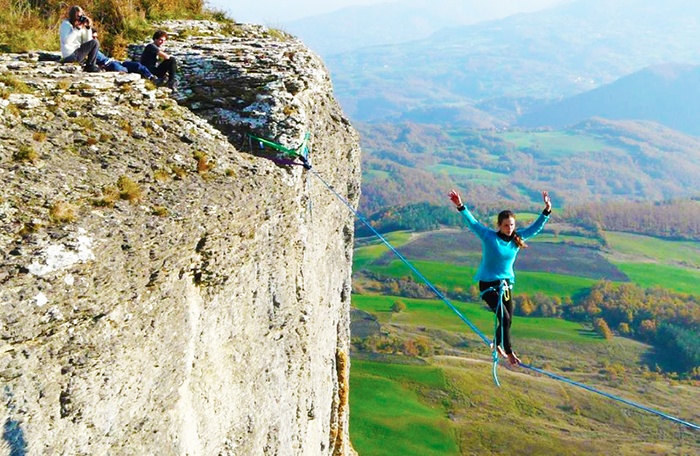 Urban Highline: camminando su una fune sospesa tra due campanili in valle Anzasca