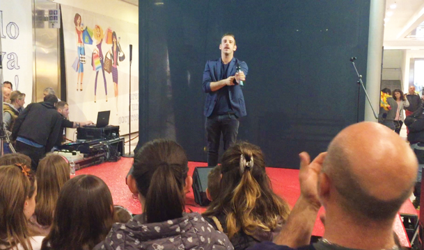 Balli e canti dei fans all'Ossola Shopping Center per Francesco Gabbani con al sua “Amen”. Video e fotogallery