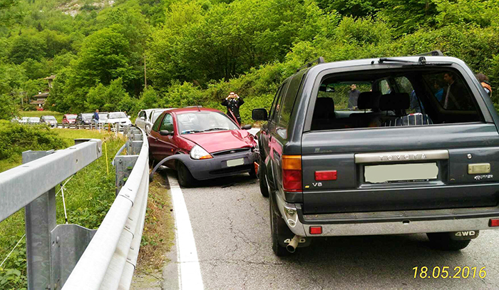 Incidente a Crodo: invade la corsia con il suo fuoristrada e centra un utilitaria 