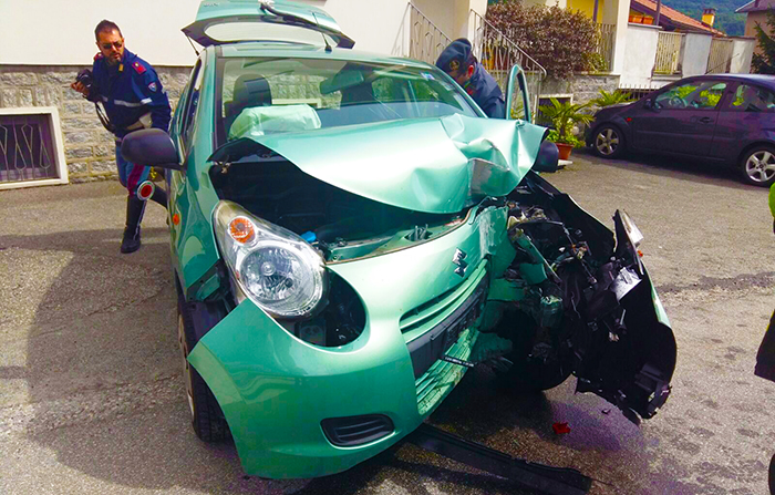 Brutto incidente a Masera, auto svizzera centra un palo della luce
