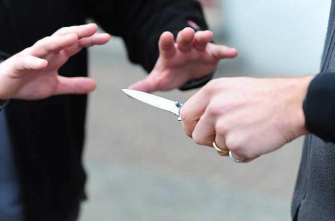 Lite nella casa protetta, spunta un coltello: giovane denunciato