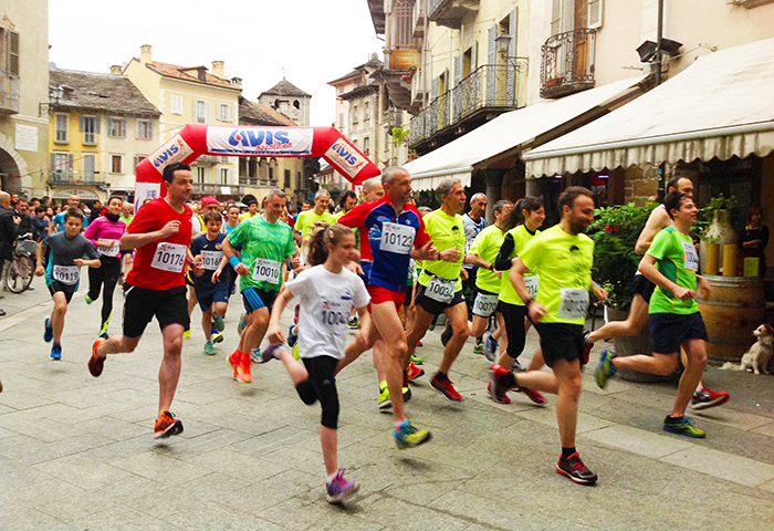 Domo invasa dai corridori della Run for Parkinson. Foto