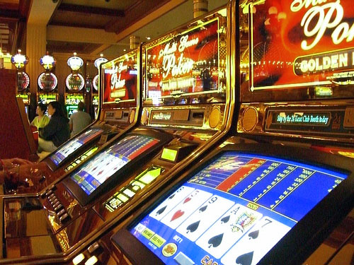 Slot machine, ludopatia e burocrazia: il “caso” Verbania alla ribalta nazionale