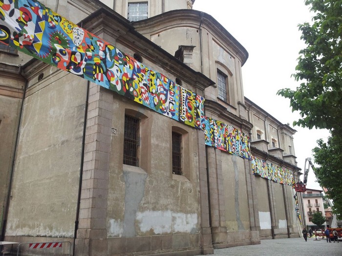 San Vittore si veste dello “striscione”: posati i 342,70 metri di tela dipinta (foto)