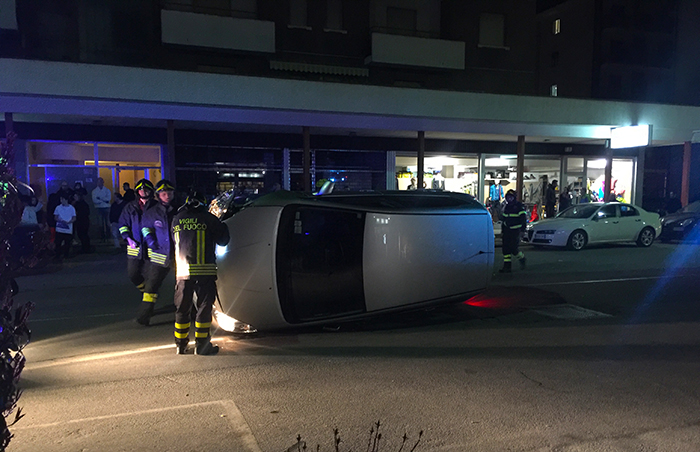 Incidente in centro a Domo, un'auto cappottata. Fotogallery e video