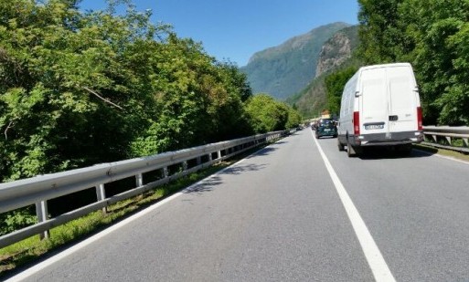 Scoppia un tubo dell’acqua, traffico in tilt e code chilometriche a Fondotoce