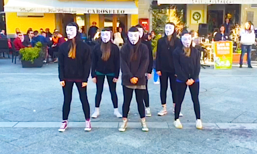 “Let it Bee”, flash mob per le vie domesi per risparmiare la vita agli agnelli a Pasqua. Video