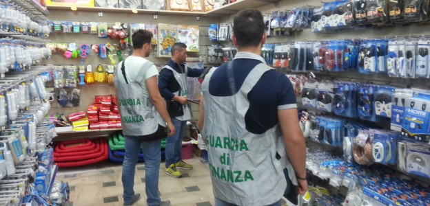 Chincagliera cinese irregolare, sequestrati 15.000 prodotti