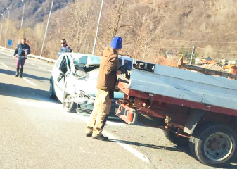 Incidente in superstrada: coinvolti un furgone ed un'auto. Una persona ferita trasportata al Dea