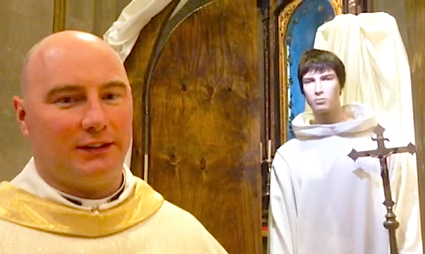 Il “manichino pellegrino” arrivato all'altare della Parrocchia domese: “ E' Cristo che cammina in mezzo a noi”. Videointervista