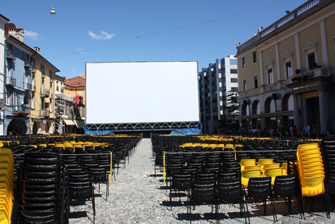 Vandalo dà fuoco allo schermo del Festival di Locarno