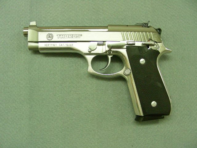 Cambia residenza ma “dimentica” la pistola: denunciato