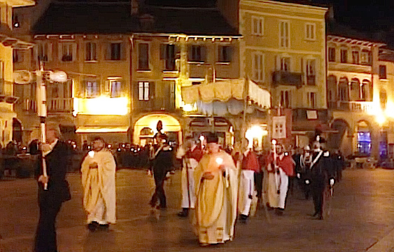 Pasqua, a Domo lavanda dei piedi e processione sino al San Biagio. Video e fotogallery