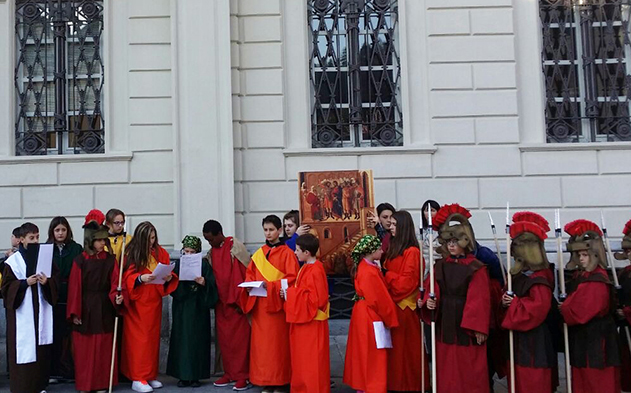 Il Borgo domese si è animato con la Sacra rappresentazione dell'Istituto Antonio Rosmini. Video e foto