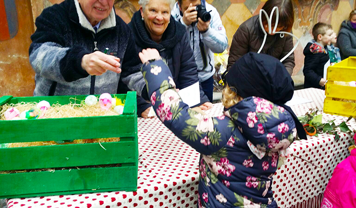 In Vigezzo "Scova l'Ova" con 300 bambini a caccia di uova pasquali. Fotogallery e video