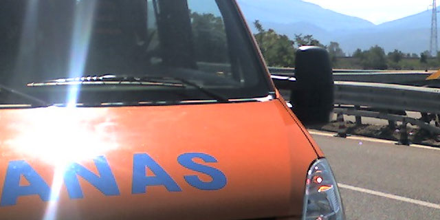 Masso sulla strada, ss 34 a senso unico alternato
