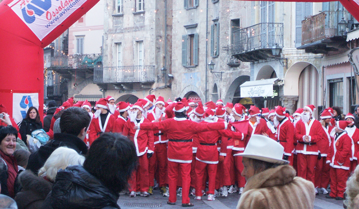 “Babbi Natale in corsa”, a dicembre la camminata dell'Avis nel Borgo domese
