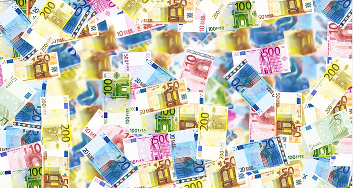 Francesina diretta a Parigi presa con una valigia piena di soldi falsi, 20, 50 e 100 euro fatti in Campania